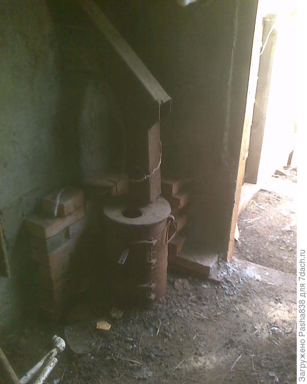 Вот она, эта печка. На фото не видно, но труба на самом деле не на печке стоит (хотя она на неё немного опирается), а имеет свою опору, идущую вдоль стены, только эта опора приварена к швеллеру пола и идет по наружной стене. А справа от печки деревянный косяк, тут был как-то раз прорыв трубы с водой, идущей по потолку (там теплее, они там крайне редко промерзают), вода хлынула, намочила стену, и часть газоблока откололась-открошилась от мороза. Ну и вот я заштукатурил всё забетонил обратно. а кирпичи надо на прежнее место присобачить. Правда исконные кирпичи у меня куда-то уплыли уже, поэтому я приволок другие. Сегодня ближе к вечеру займусь. Суть в том что надо вылезти кирпичной кладкой, прикрыв деревянный косяк, чтобы он не грелся от печки. если её сильно раскочегарить. Пол здесь кругом бетонный, стены газоблочные со штукатуркой, поэтому топить печку более-менее безопасно.