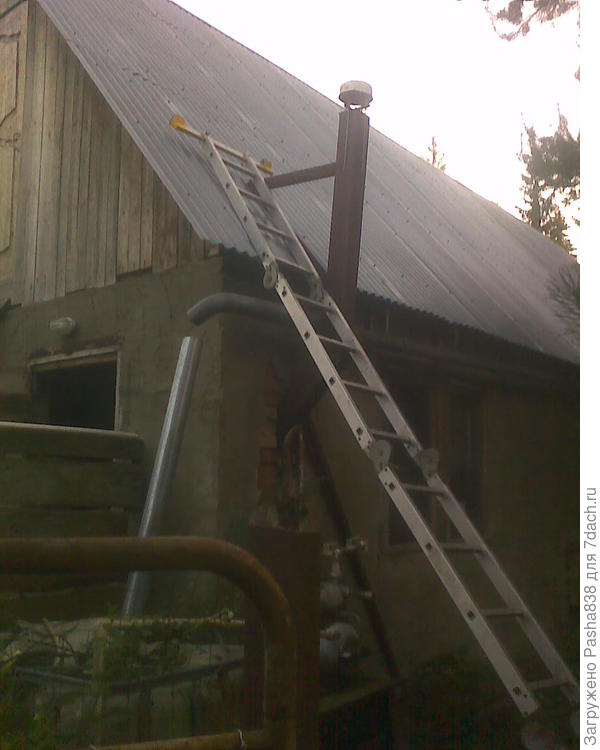 Такая вот конструкция. У хлева полы железобетонные, на швеллерах, а швеллера чуть-чуть торчат у фундамента. На них я и расположил (приварил) опоры для этой печной трубы.