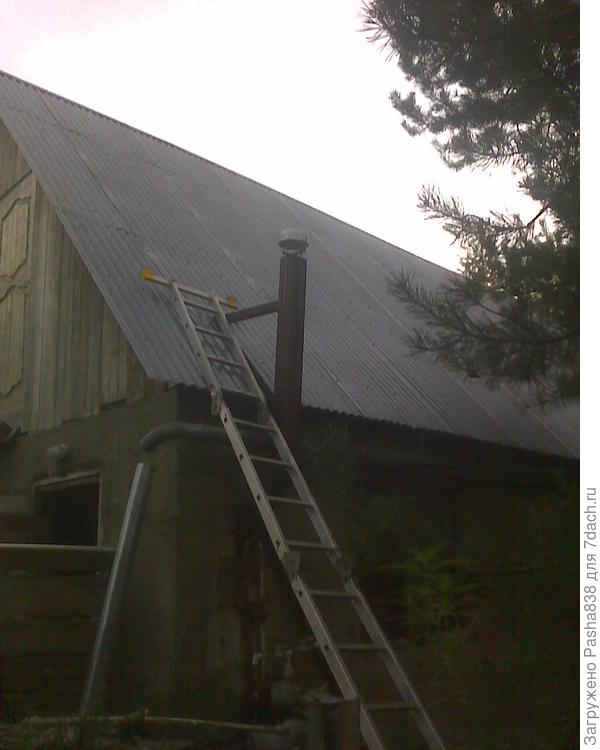 Забавно эта кастрюля смотрится, нечто среднее между перевернутым ночным горшком и фашисткой каской. Но я реально не придумал ничего другого, а резать какой-то конус, отрезая от целого листа кровельного железа мне чет жалко. И было бы зачем. Пусть лучше будет кастрюля, а то куда её девать.