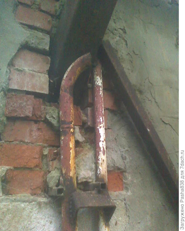 Не могу сказать что вышла прям красота неописуемая, варил из дармового хлама, но прочностные характеристики получены, и это главное - труба стоит хорошо и никуда не денется. В месте прохода трубы я выгрыз в газоблочной стене проём и заменил газоблоки на кирпичную кладку из печного кирпича (недурно бы здесь для приличия заштукатурить, кстати. Займусь чуть позже, пока опять не забыл на несколько лет). Кирпич положен на смесь глины, цемента и песка (глина добавлена чтобы цемент от нагрева не потрескался). Делалось это несколько лет назад. Иногда я подмазываю щели глиной, чтобы зимой там не тянуло холодом.