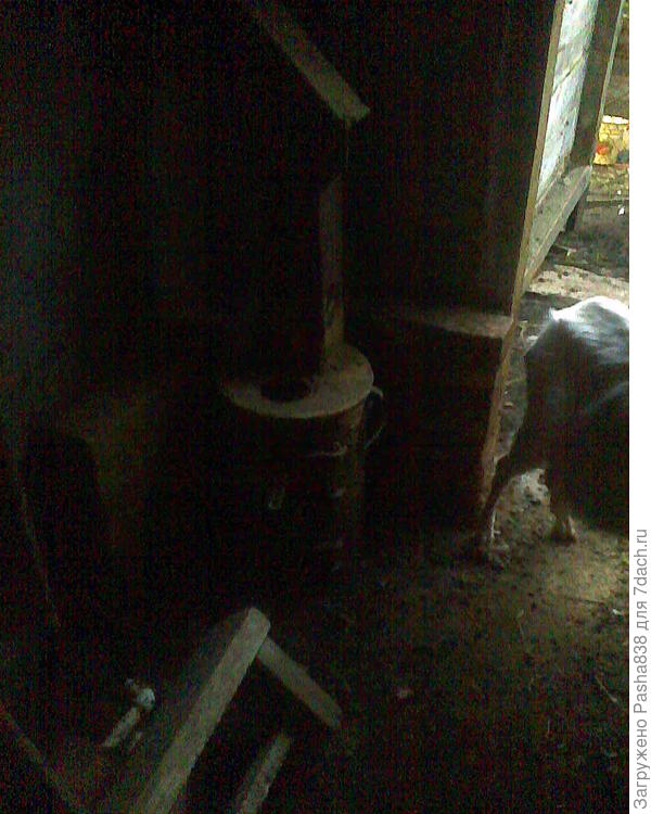 Вот, закончил то ли вчера, то ли позавчера реставрировать кирпичную кладку. Суть в том, что стеночка, даром что газоблочная, отделена печным кирпичом на глине и он же закрывает деревянный дверной косяк, чтобы при усиленной топке печки он не грелся и не было риска возгорания. Ну и эстетически в кирпичной отделочке печка смотрится симпатичней. Фото делал вечером, телефон у меня древний, поэтому качество только такое.