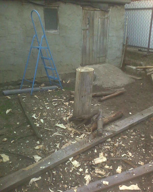 Художественный беспорядок (бомжатник), Доски думаю послезавтра убрать, пойдут потом на опалубку, бетон надо залить в одном месте. Пень месяц назад был большой сухой ёлкой.