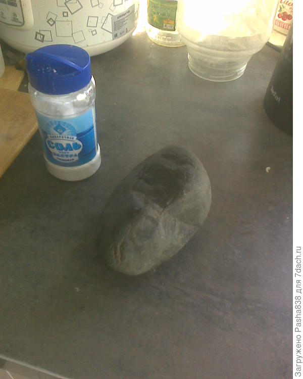 Камень для квашения капусты. Легендарная вещь - я нашел его у дороги много лет назад. Взял его в руку, но он был грязный, весь в глине, ну я нес его на поднятой руке, потому что ехал весь разряженный, кажется в тот день я диплом защищал какой-то. Ну короче иду, камень в руке, по обочине до дома километров 14 с электрички - и все автомобилисты притормаживают и озираются на меня испуганно. Они решили что я какой-нить ненормальный, хочу камень бросить в лобовое стекло. Я просто нес его квасить капусту! Но я плюнул на всех и так всю дорогу и шел с этим камнем. Положил бы в пакет - да не было у меня пакета. С тех пор этот булыжник времен ледникового, вероятно. периода, так и обитает у меня на кухне. Капусту квашу.