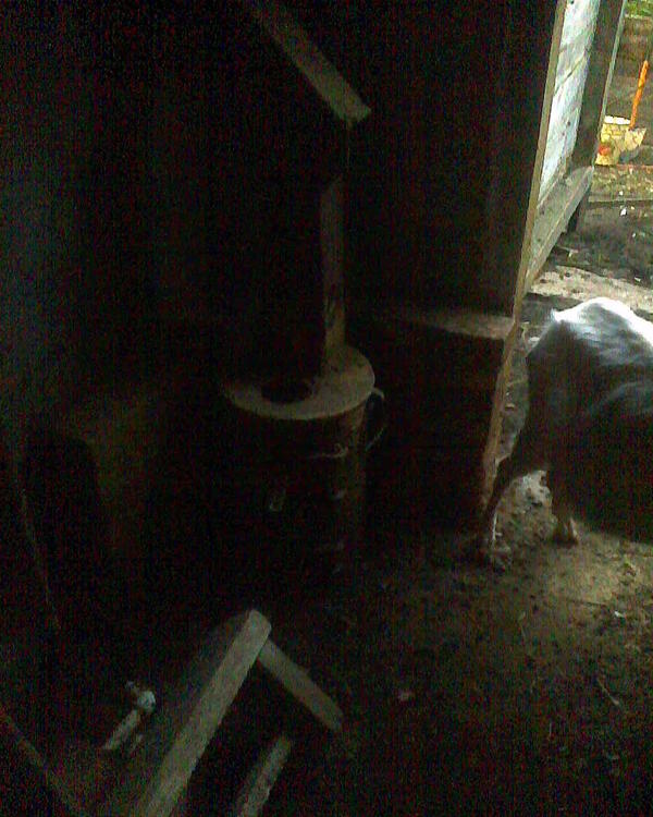 Такая вот конструкция. Правда крышечка изначальная у неё потерялась, а новая самодельная тонковата была и прогорела-проржавела за несколько лет. Сейчас на этом отверстии сверху просто обычный печной кирпич ложится,  мне лень искать накрывать чем-то еще. Хотя он там хорошо лежит. А отверстие - вероятно, оно придумано не столько для чайника или кастрюли, сколько для засыпания угля, скорее всего. Печка универсальная - топится чем попало. Заготовил веток кучу в пустую комнату по соседству (тоже в хлеву), их буду в основном жечь. Дрова-то есть конечно, но какой смысл, если эти ветки даром валяются и надо их убрать, чтобы не мешались.