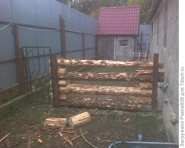 Когда-то это была именно оконная решетка. Теперь это калитка )