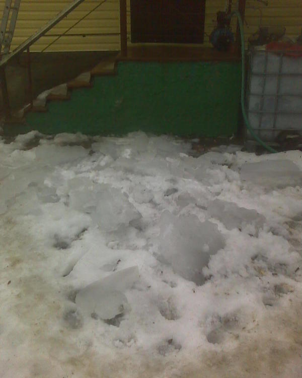 Эй, гражданина! Ты сюда не ходи, ты туда - ходи. А то снег башка попадет... Плохо видно, но так - глыбы весом с хороший мешок цемента. Ломом даже не сразу и поддел.