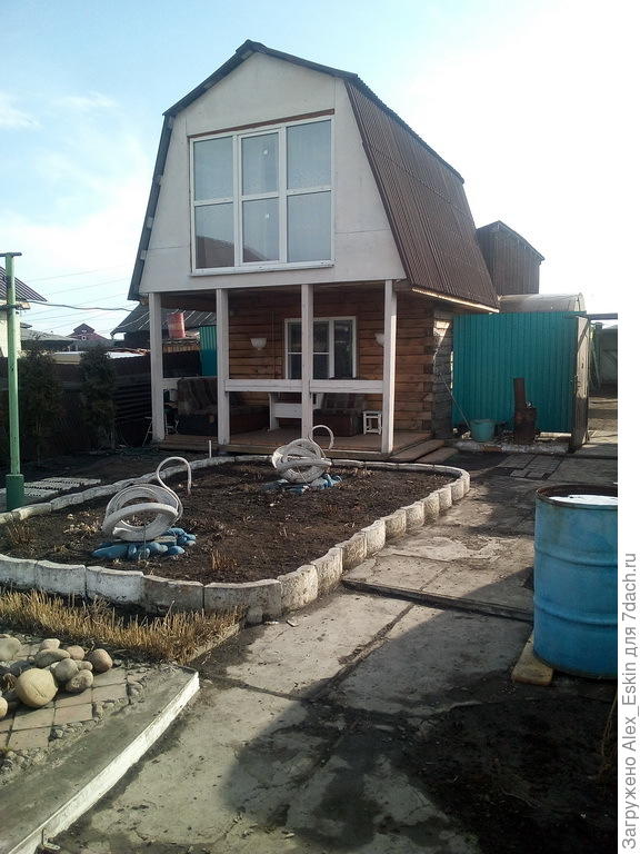 мансарда обжита,первый этаж требует отделки...