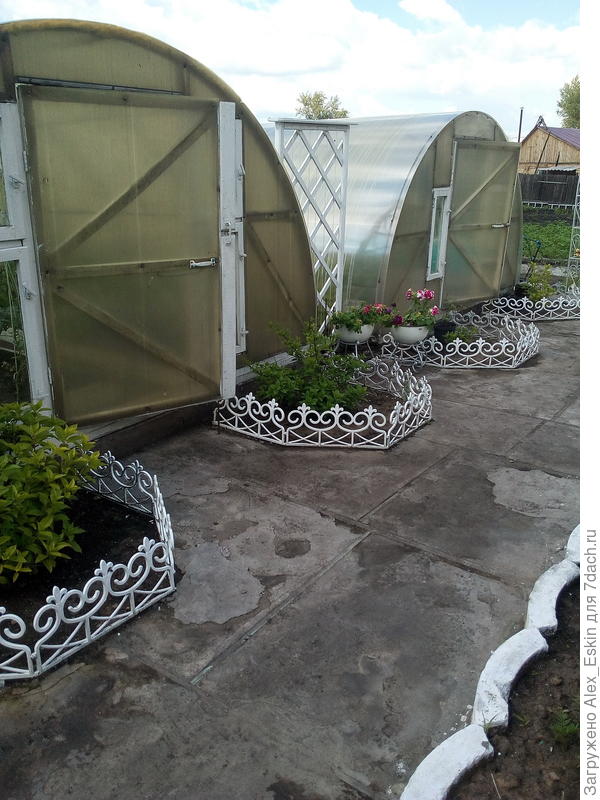 на первой поликарбонат просит замены,потемнел,трескается...