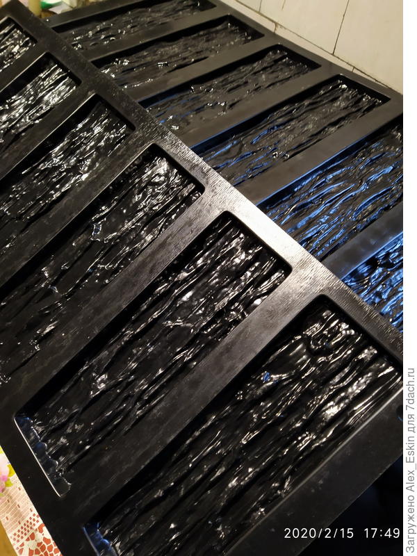 две формы,каждая на 6 камешков...