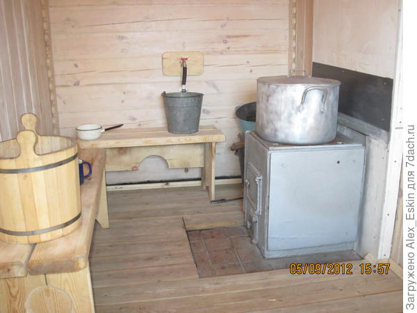 вот эту стеночку хочется украсить,пока зашита СМЛ