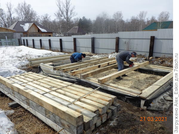 работа кипит,штабель растёт