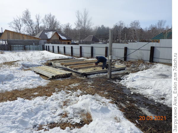 старший сын осваивает электрорубанок