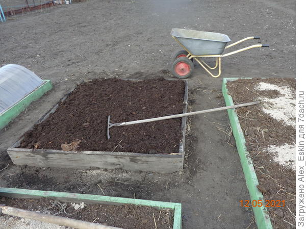 ну,и перегноем сдобрил,потом всё перекопаю