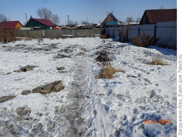 Снег в огороде не тает.