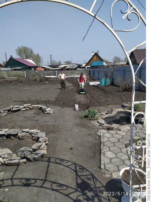 Сыновья разминаются,за мотоблоком младшенький