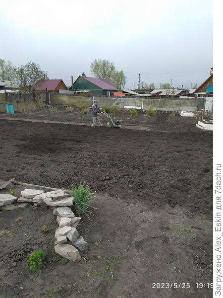 старшенький упражняется,я свою долю пропахал,а ему нравится