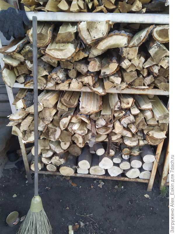 Дрова на стеллаже,пусть сохнут