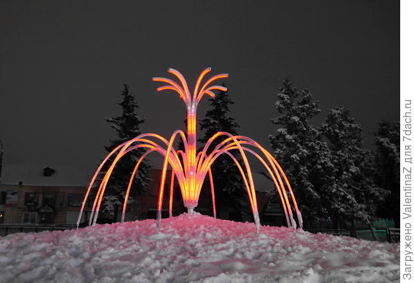 Вечером, когда снегопад почти прекратился, я вышла на улицу. Сфотографировала зимний фонтан.