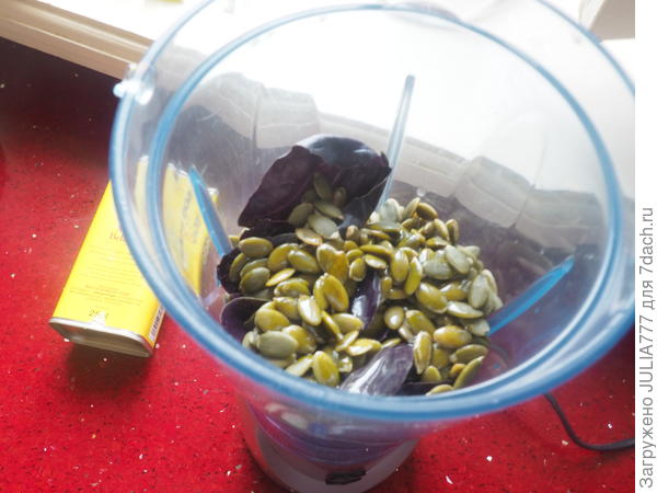 Всё взбиваем в блендере до желаемой консистенции подливая масло