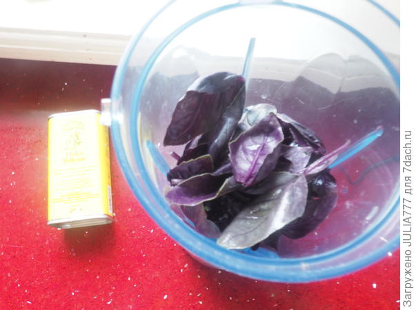 Базилик и зелёный подойдёт. Можно вместе с веточками. Я беру только листья