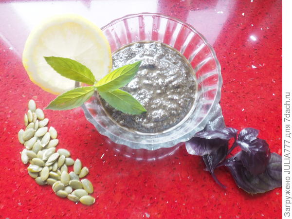 Сказала мужу, что цвет, конечно, раньше был другой с зелёным базиликом. А он ответил, что этот соус ему чёрную икру напомнил видом))