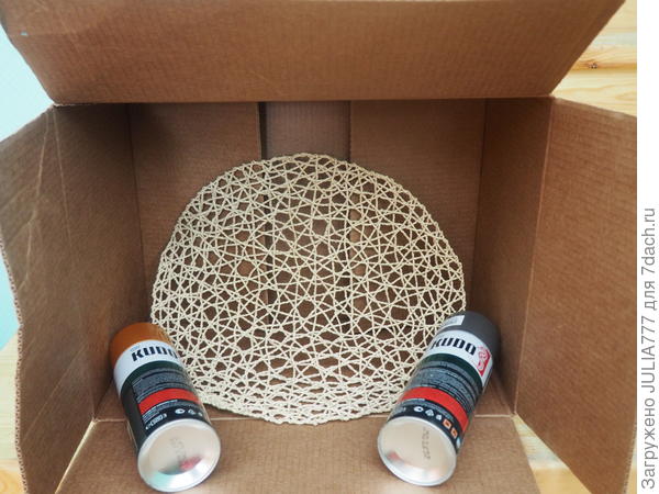 Красим внутри любой ненужной коробки.