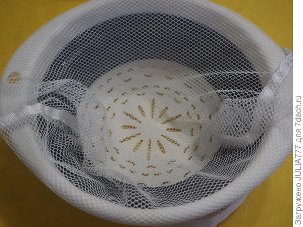 Просто вставить сетку внутрь