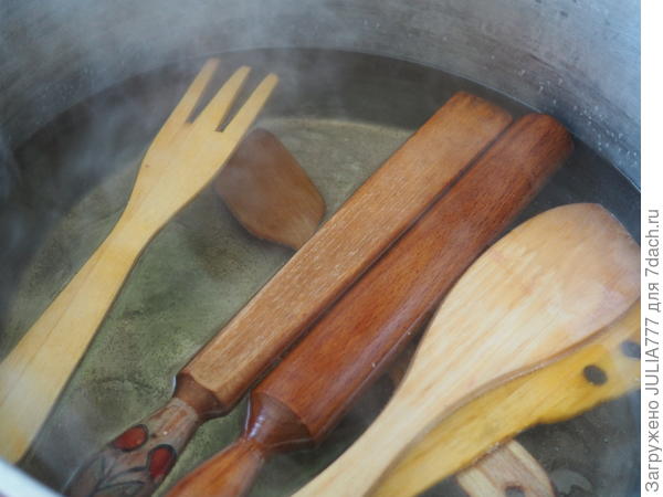 В кипящую воду ненадолго