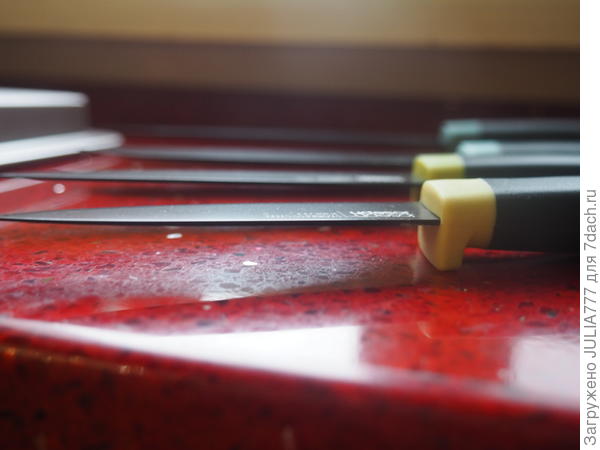 Не касаясь стола.