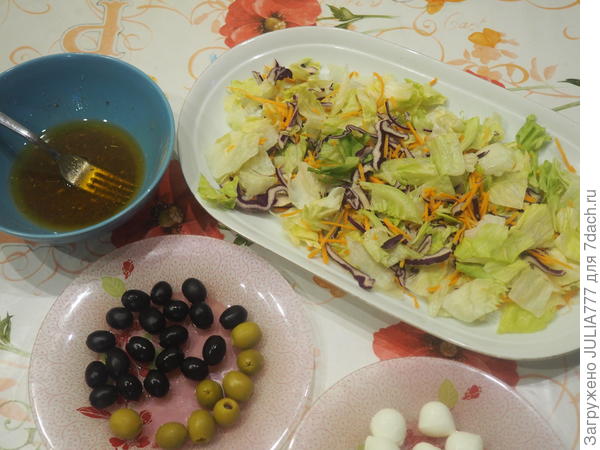 Легкий салат из перепелиных яиц, черри и салатных листьев; Милые крошки. Пошаговый рецепт с фото