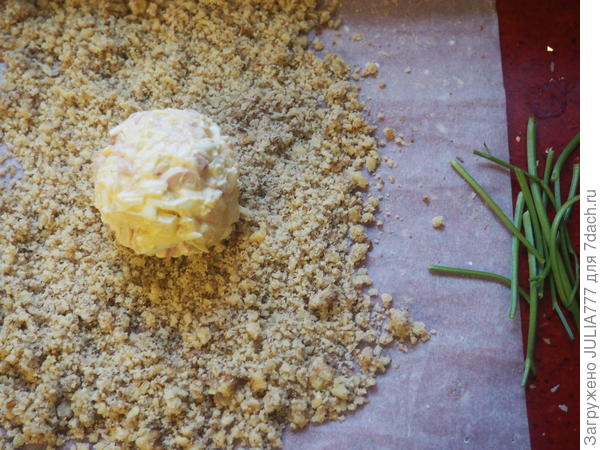 Из готового салата формируем шарики и обваливаем в ореховой крошке