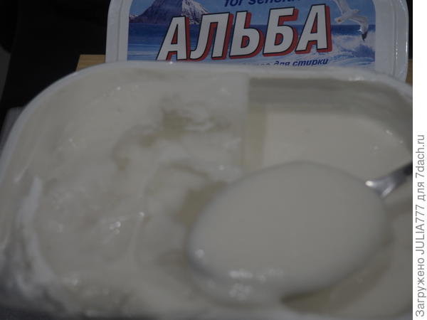 По две ложки на стирку.