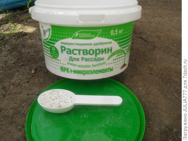 Две мерные ложки на 10 литров воды.Хорошо размешать.