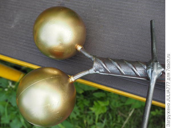 Золотистые глазки-шарики.