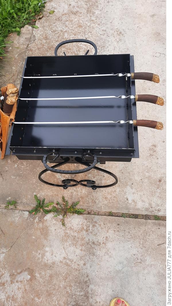 Много мяса поместится.Как раз для большой семьи.