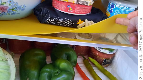 Некоторые полочки застелены клеёнкой