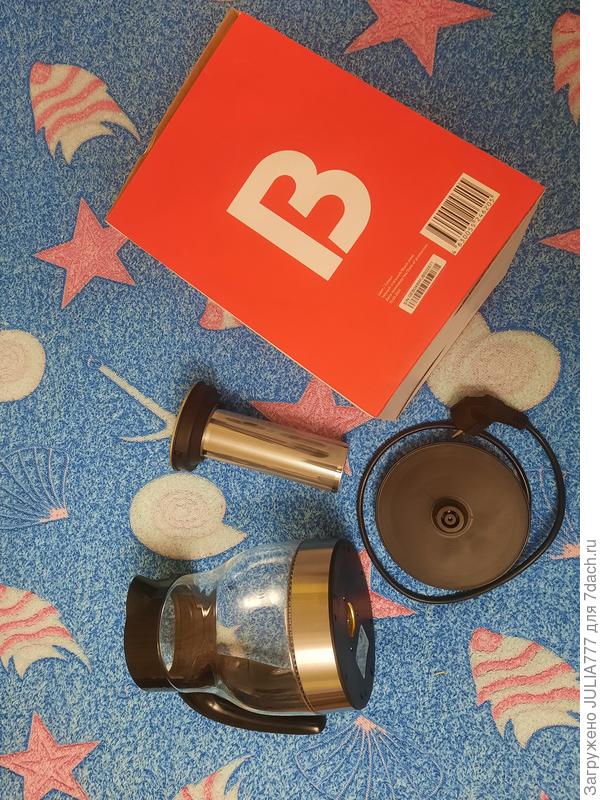 Интересное дополнение в виде колбы-ситечка.Можно сразу в чайнике заваривать разные травки(ягоды).