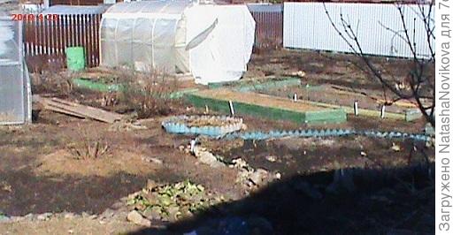 теплица стоит на двух брусах по 20 см, снеружи брус обшит п/карбонатом, температура внури грядок +10°