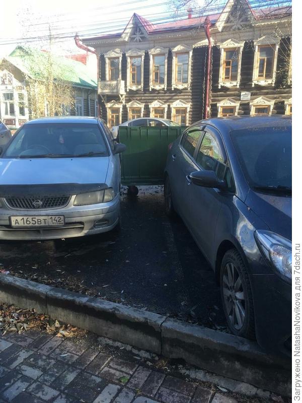 мусорные баки перекрывают выез с парковок