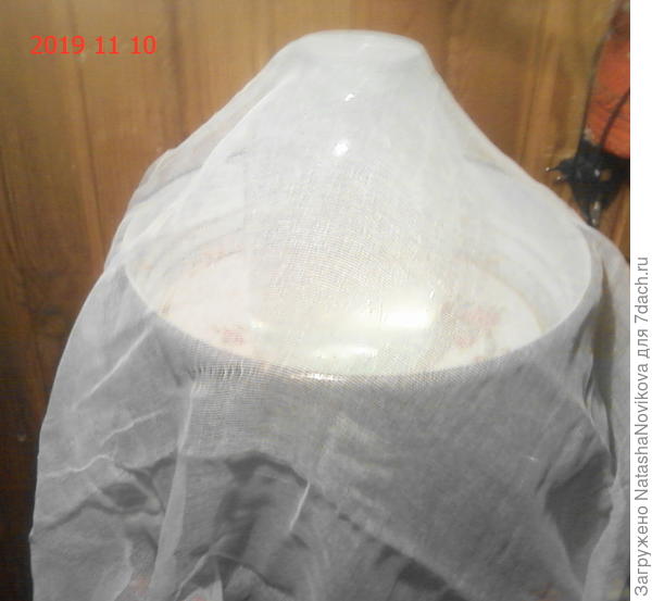 прикрыла мрлечкой, у нас печка и котики, чтобы пыль не летела)) и оставляем для брожения, дня через три на мороз, будет вкусно)))