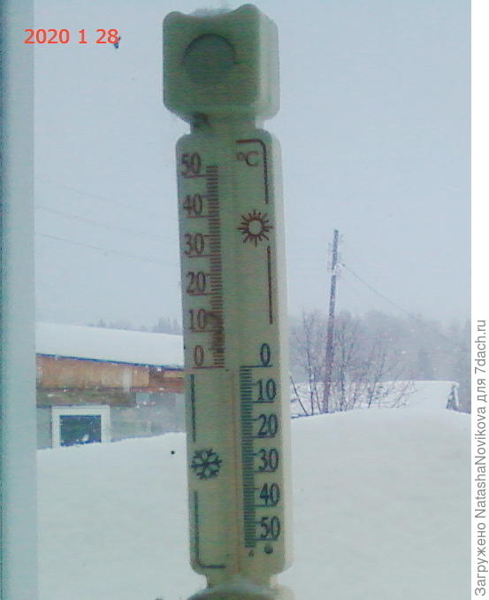 вид из окна(( сугробыыы на термометре - 1°