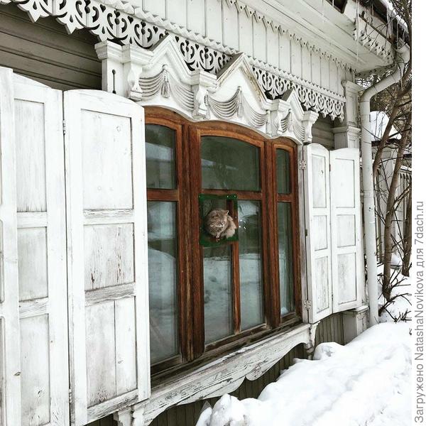 резные ставни врастают в землю - не ценим(