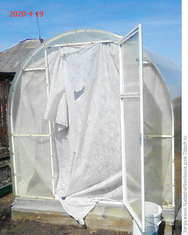 порвался укрывной в нужном месте, получилась форточка))