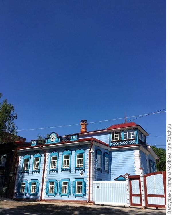 голубое на синем, исторический дом после реставрации