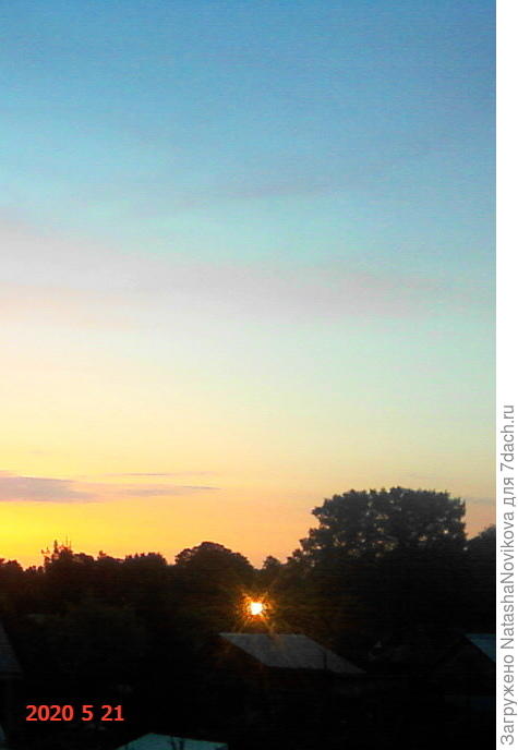 вчерашний восход солнца из окна спальни сонными глазами:))