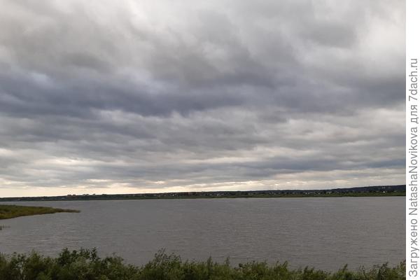 иногда и такое небо радует, дождь в жару - счастье:))