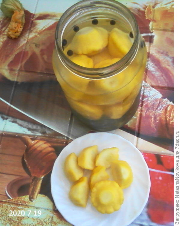 сегодня открыли первую баночку с маринованными копейками - очень вкусно, кожица нежная, с огурцами не сравнить