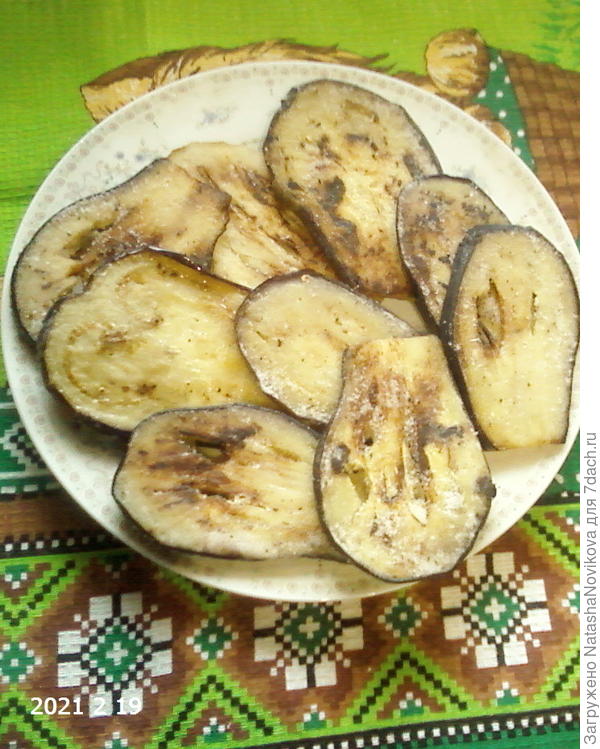 язычки из баклажан оттаивают при комнатной температуре, будет вкусно)