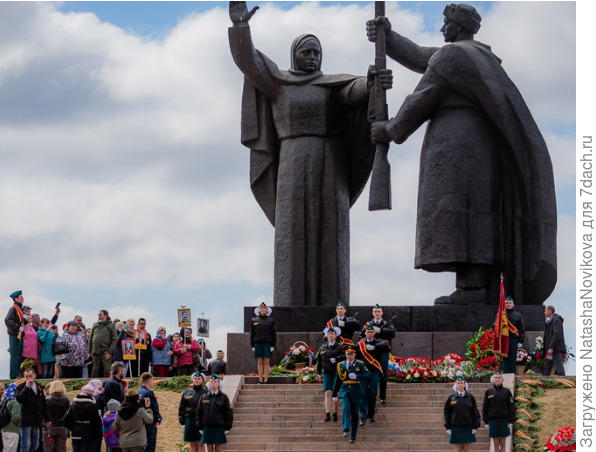 сегодня у мемориала