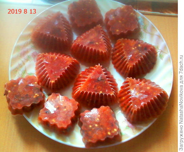 ну а это классика -протёртые томаты из морозилки - находка для соусов и пиццы